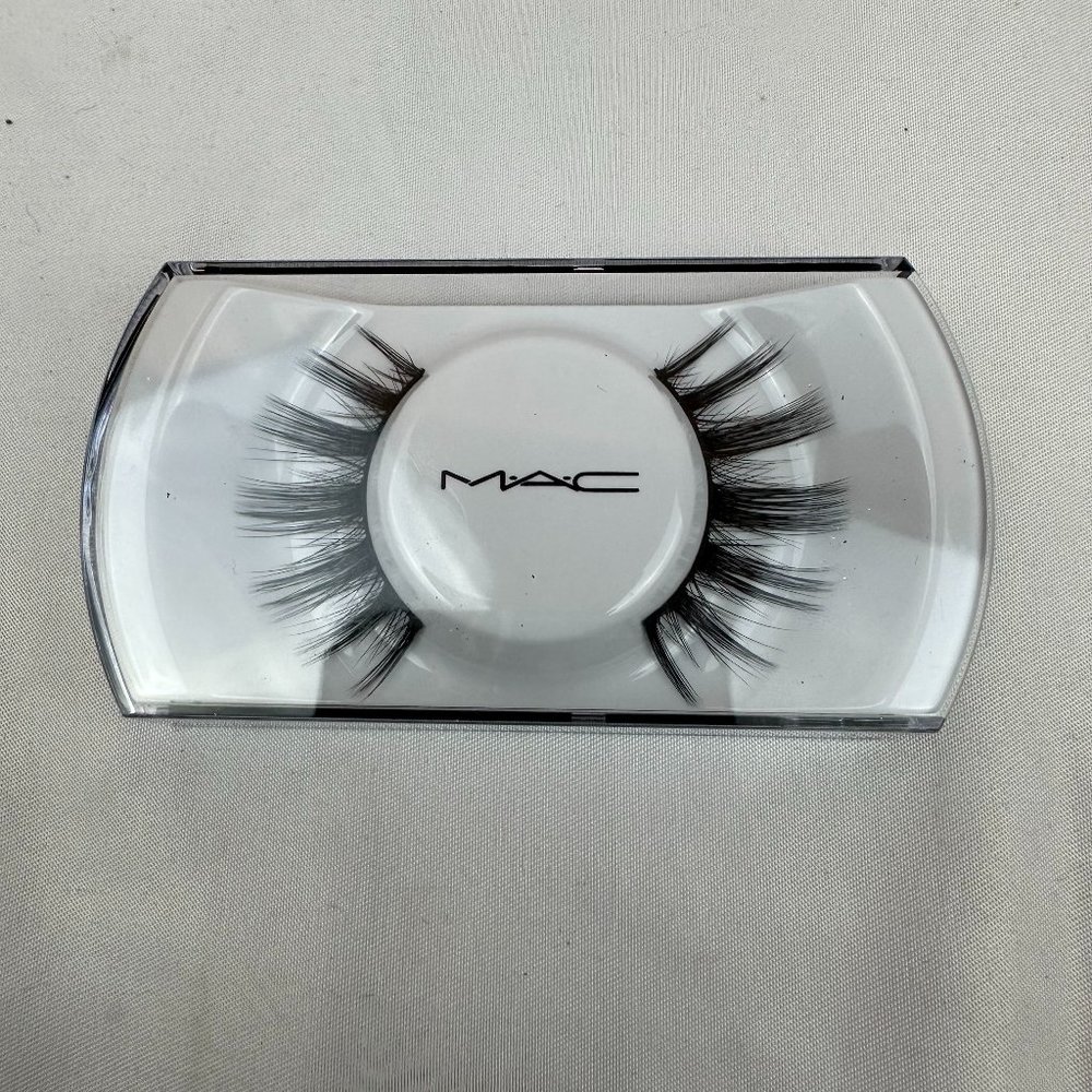 NIB - MAC - Lashes